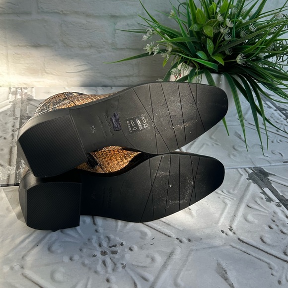 Aquatalia
Faelynn Snakeskin-Embossed Leather Ankle Boots women size 6.5 new - Picture 16 of 16